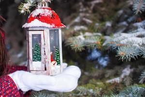 bellissimo rosso decorativo Natale lanterna su caldo guanti foto