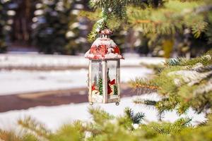 decorativo Natale lanterna su abete ramo nel neve inverno giorno foto