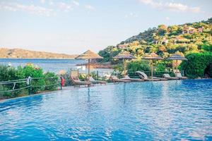 bellissimo lusso paesaggio in giro piscina nel Hotel ricorrere foto