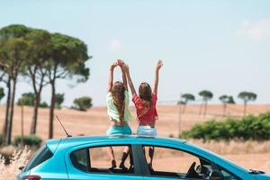 estate auto viaggio e giovane famiglia su vacanza foto