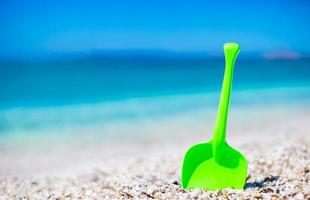 estate capretto spiaggia giocattolo nel il bianca sabbia foto