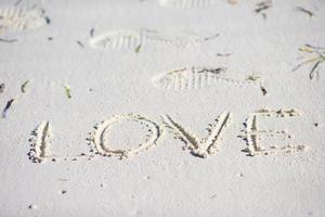 amore Messaggio scritto nel un' sabbioso spiaggia foto