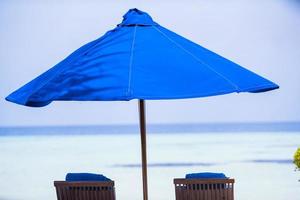 sedie in legno da spiaggia per le vacanze sulla spiaggia tropicale foto