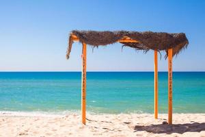 piccolo baldacchino a vuoto tropicale spiaggia su il atlantico costa foto