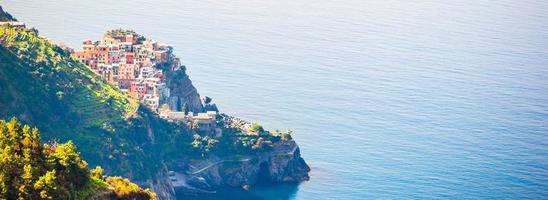 panoramico Visualizza di bellissimo Visualizza di corniglia a partire dal sopra. uno di cinque famoso colorato villaggi di cinque terre nazionale parco nel Italia foto