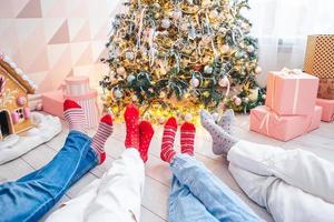 vicino su foto di famiglia piedi nel di lana calzini di il Natale albero