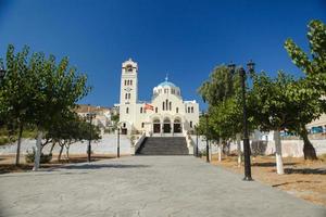 generale Visualizza piazza con un' bellissimo Chiesa nel il centro di greco villaggio emporio su Cicladi foto