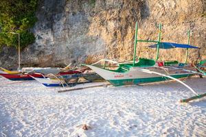 filippina barca su bianca sabbioso spiaggia nel Boracay, Filippine foto