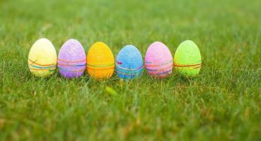 colorato colorato Pasqua uova nel il erba foto