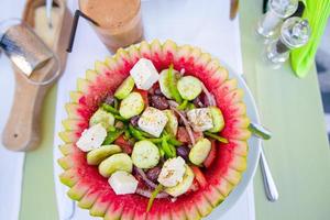 delizioso fresco greco insalata servito per pranzo a all'aperto ristorante con bellissimo Visualizza su il mare e porta foto
