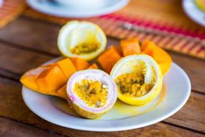 gustoso esotico frutta - maturo passione frutta, Mango su prima colazione foto