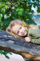 adorabile bambina all'aperto alla bella giornata d'autunno foto