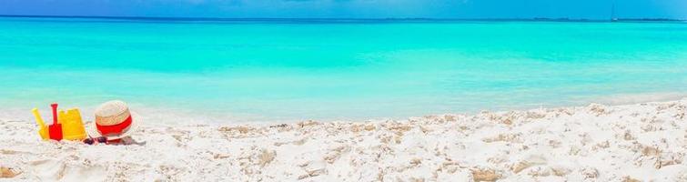 capretto spiaggia giocattoli su bianca sabbioso spiaggia foto