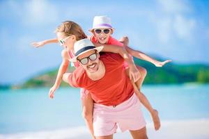 padre e bambini godendo spiaggia estate vacanza foto