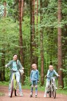 madre e figlia equitazione bicicletta a il parco foto