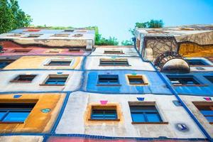 Hundertwasser Casa con un' giardino di sopra nel vienna, Austria foto