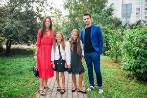 famiglia con Due bambini indietro per scuola foto