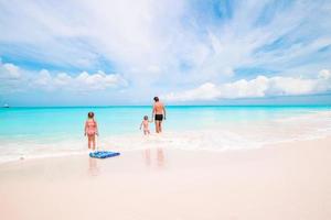 contento bellissimo famiglia su un' tropicale spiaggia vacanza foto