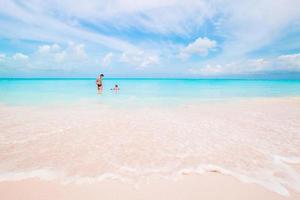 contento bellissimo famiglia su un' tropicale spiaggia vacanza foto