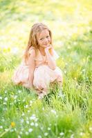 adorabile poco ragazza nel fioritura Mela giardino su bellissimo primavera giorno foto