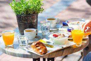 fresco e Delizioso prima colazione nel all'aperto bar a europeo città foto