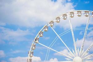 Ferris ruota dissoluto de Parigi su il posto de la concordare a partire dal tuileries giardino nel Parigi, Francia foto