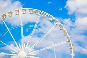 Ferris ruota dissoluto de Parigi su il posto de la concordare a partire dal tuileries giardino nel Parigi, Francia foto