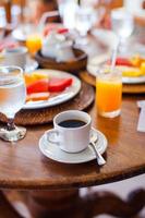 delizioso gustoso caffè e fresco succo per prima colazione a all'aperto bar foto