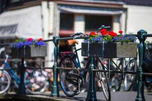 Bici su il ponte con fiori nel amsterdam, Olanda foto