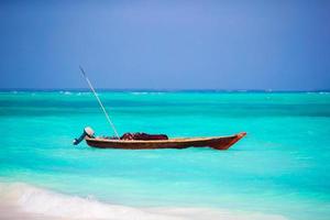 vecchio di legno dhow nel il indiano oceano vicino Zanzibar foto