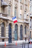 francese bandiera a facciata di storico edificio nel Parigi foto