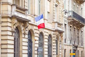 francese bandiera a facciata di storico edificio nel Parigi foto