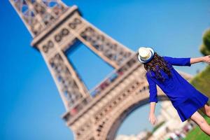 bellissimo donna nel Parigi sfondo il eiffel Torre durante estate vacanza foto