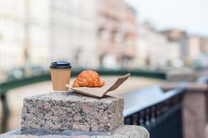 tradizionale prima colazione di caffè e fresco brioche all'aperto foto