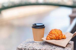 tradizionale prima colazione di caffè e fresco brioche all'aperto foto