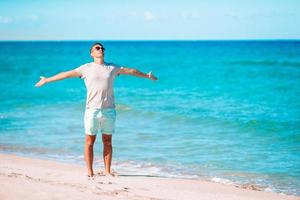 giovane uomo su il bianca spiaggia su vacanza foto
