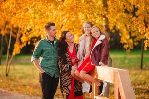 ritratto di contento famiglia di quattro nel autunno foto
