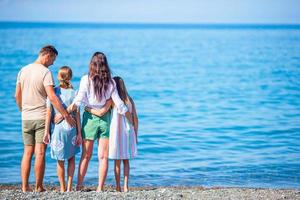 la giovane famiglia in vacanza si diverte molto foto