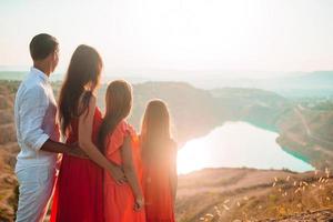 contento famiglia su vacanza nel il montagne foto