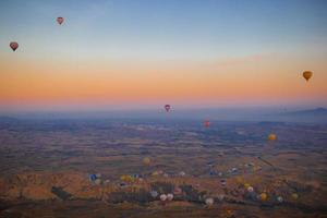 luminosa caldo aria palloncini nel cielo di cappadocia, tacchino foto