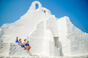 famiglia di quattro su il le scale di paraportiani Chiesa su mykonos foto