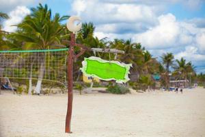 vicino su pallacanestro netto a il vuoto tropicale esotico spiaggia foto