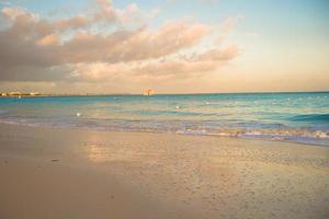 sbalorditivo bellissimo tramonto su un esotico caraibico spiaggia foto