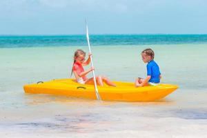 bambine adorabili godendo kayak in kayak giallo foto