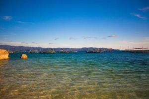 Barche su un' tropicale isola nel il baia foto