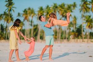 giovane famiglia su vacanza su il spiaggia foto