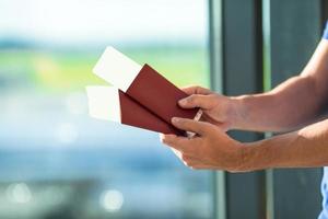 passaporti del primo piano e la carta d'imbarco all'aeroporto di sfondo coperta aeroporto foto