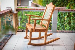 di legno a dondolo sedia su il terrazza di un esotico Hotel foto