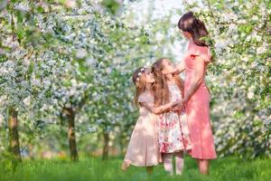 famiglia nel fioritura Mela giardino all'aperto foto