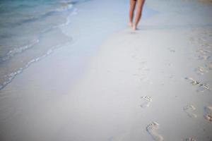 umano impronte su bianca sabbia spiaggia foto